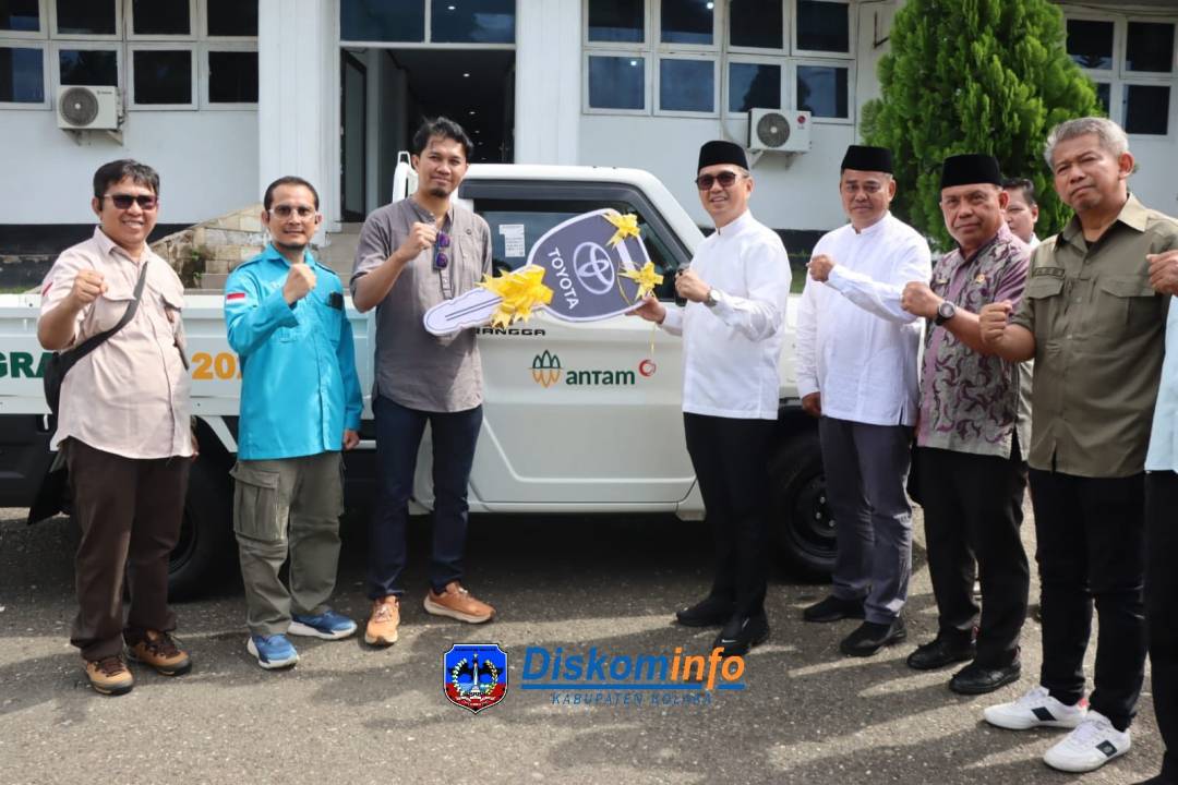 Bupati Kolaka Menerima Mobil Operasional Kebersihan Dari ANTAM