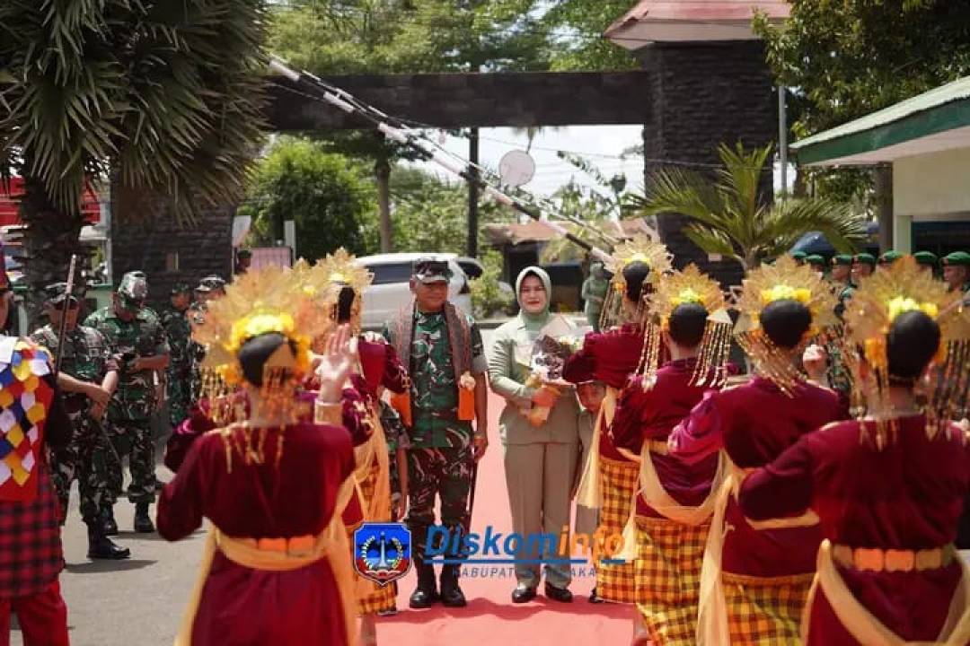 WAKIL BUPATI KOLAKA SAMBUT KEDATANGAN PANGDAM XIV/HASANUDDIN DI MAKODIM 1412 KOLAKA